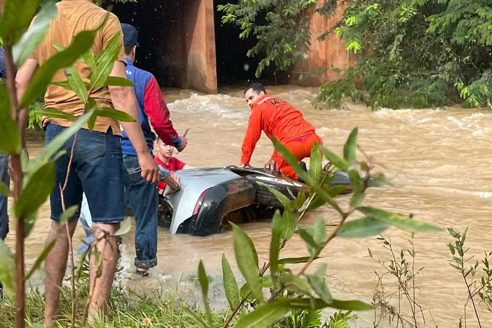 Mãe e filha morrem após carro cair em rio em Cerejeiras, Rondônia