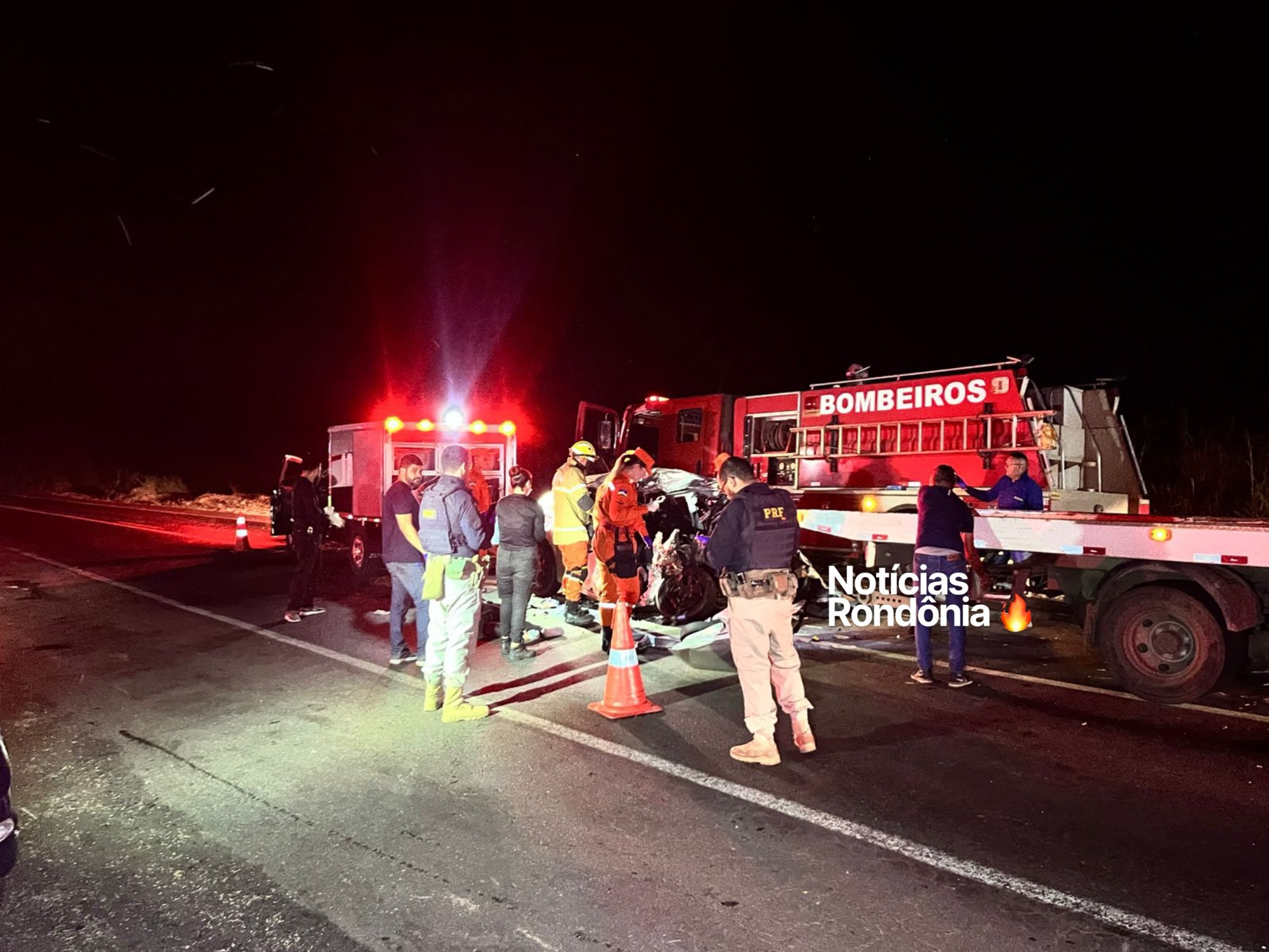 Grave acidente entre carro e carreta deixa três mortos na BR-364, em Rondônia