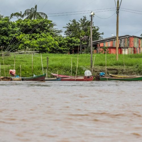 Rios transbordam no Acre e em Rondônia águas oscilam