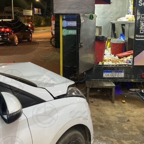 Motorista bate em trailer de lanchonete, abandona o carro e foge