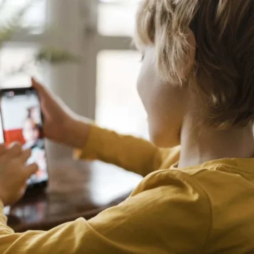 YouTube adota IA para estimar idade de usuários