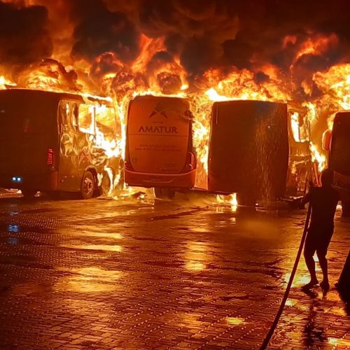 Criminosos incendeiam ônibus em garagem da Amatur na zona sul de Porto Velho