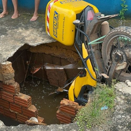 Funcionário dos Correios cai com moto dentro de fossa em Porto Velho