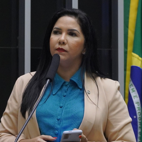 Cristiane Lopes assina pedido de impeachment contra o presidente Lula por Crime de Responsabilidade Fiscal