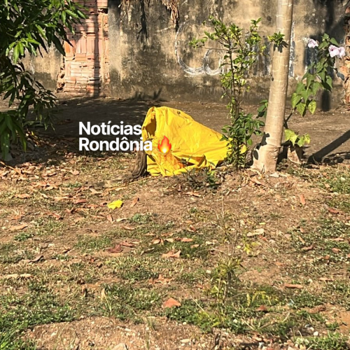 Mulher encontra corpo enrolado em lona e entra em desespero em rua de Porto Velho