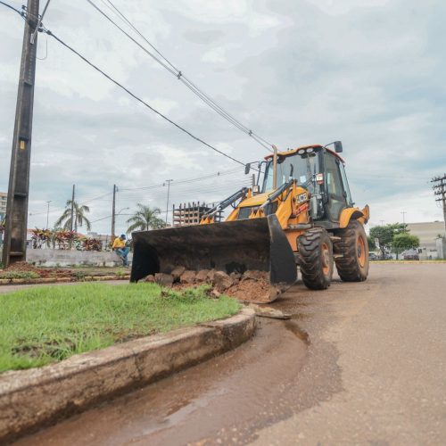 Prefeitura retira canteiro central na via ao lado do shopping para melhor fluidez do trânsito
