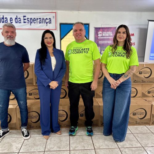Cristiane Lopes leva inclusão digital à Casa Família Rosetta com entrega de 20 computadores