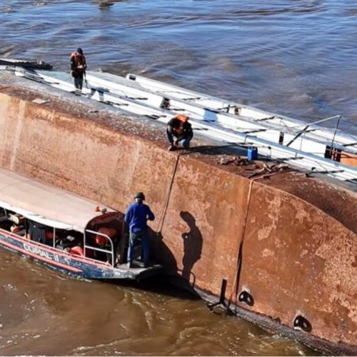 Barco Hospital Walter Bártolo é retirado do rio Mamoré após naufrágio de quase 60 dias