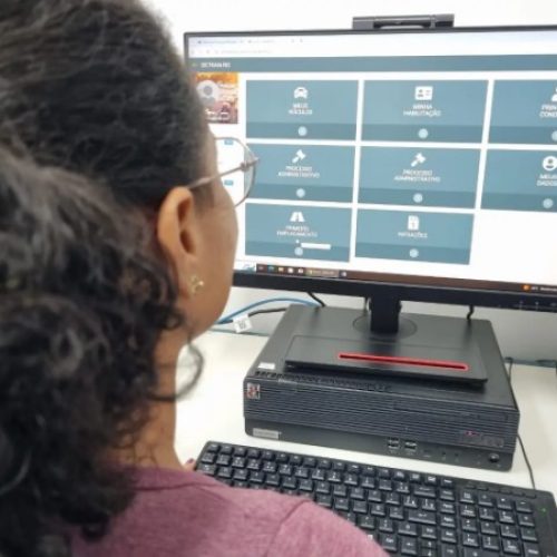 Emplacamento digital permite registrar veículo novo sem sair de casa em Rondônia