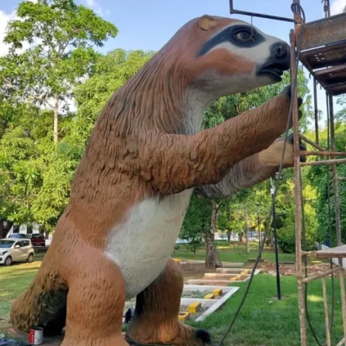 Porto Velho ganha escultura de preguiça gigante em tamanho real