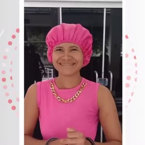 Mulher incendeia homem vivo e ri ao ser presa: ‘achei que não ia ficar daquele jeito’