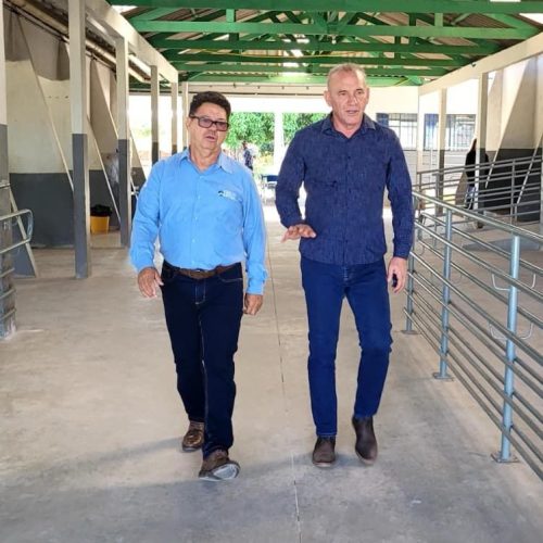 Ezequiel Neiva vistoria avanço das obras de reforma na Escola Cláudio Manoel da Costa, em Cacoal