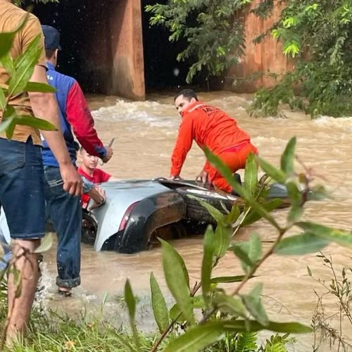 Mãe e filha morrem após carro cair em rio em Cerejeiras, Rondônia