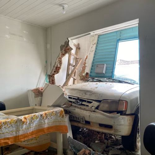 Caminhonete perde freio e invade residência em Porto Velho