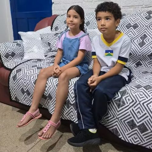 Menino de 7 anos aprende Libras para se comunicar com amiga surda em RO