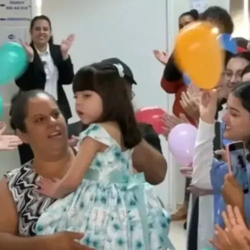 Criança hospitalizada desde o nascimento tem alta aos 7 anos