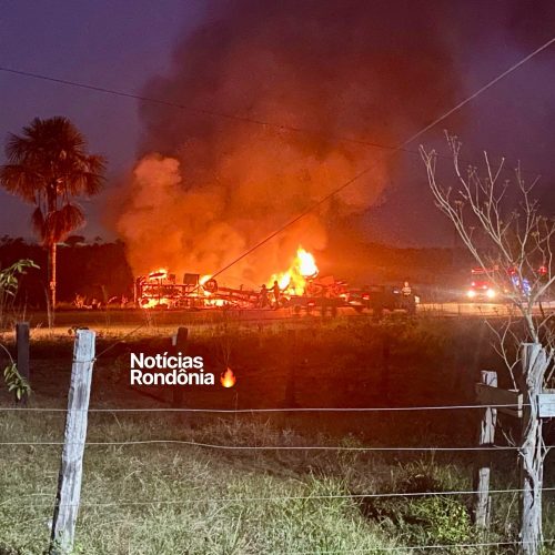 Caminhão carregado de gado pega fogo na BR-319, km 11, neste domingo