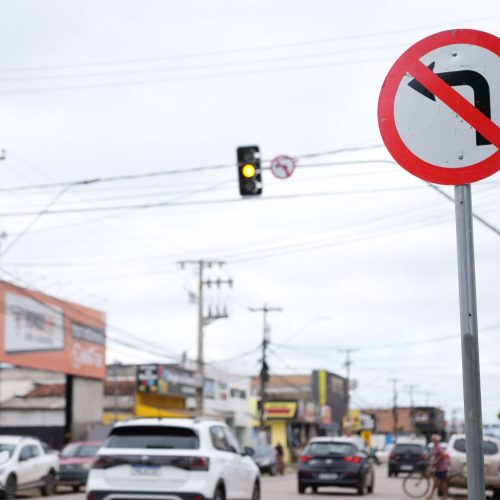 Semáforos são instalados no cruzamento da avenida Jatuarana com rua Açaí
